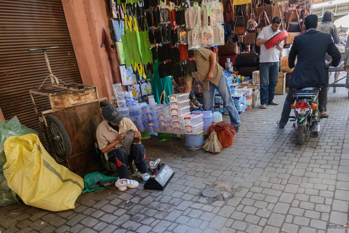 TP4_3040.jpg - Uliczny szewc/pucybut. Medina, Marrakech